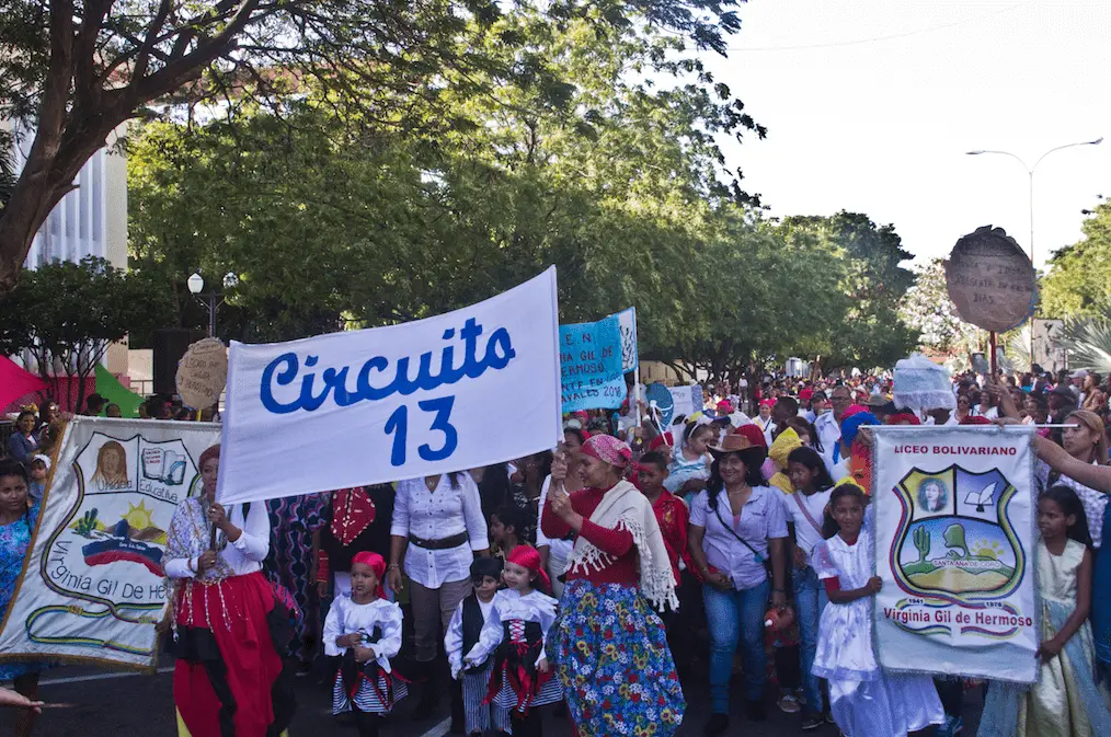 desfile pedagógico carnavales de Coro