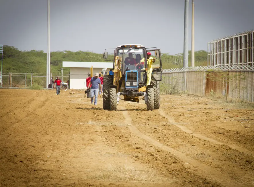 reclusos participan en la preparación del terreno