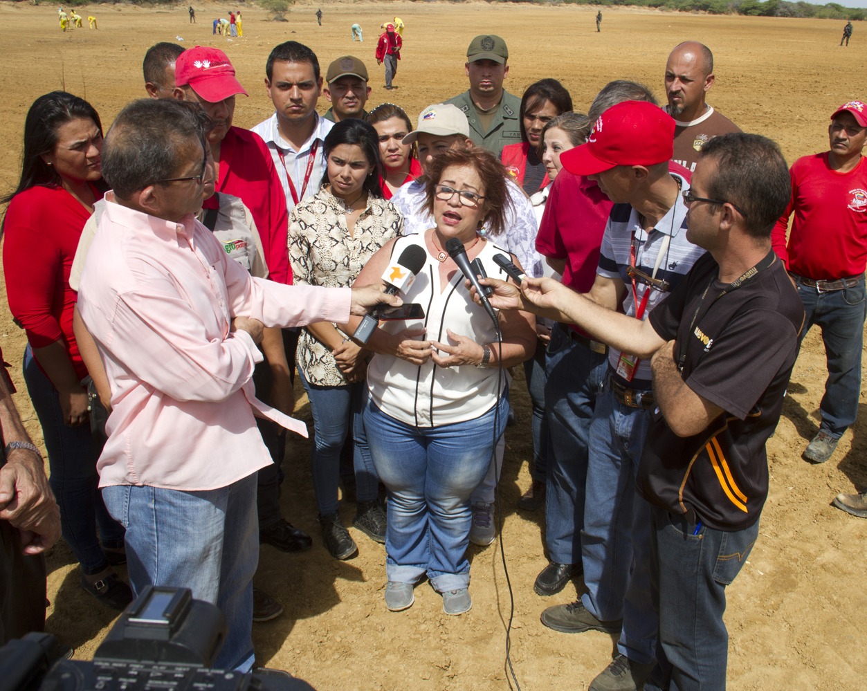 Representantes del Ministerio del Poder Popular Para el Servicio Penitenciario ofreciendo detalles del plan