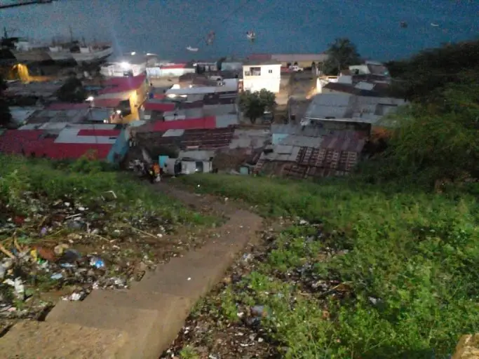 Conductor se desbarrancó y chocó contra una vivienda en Carirubana