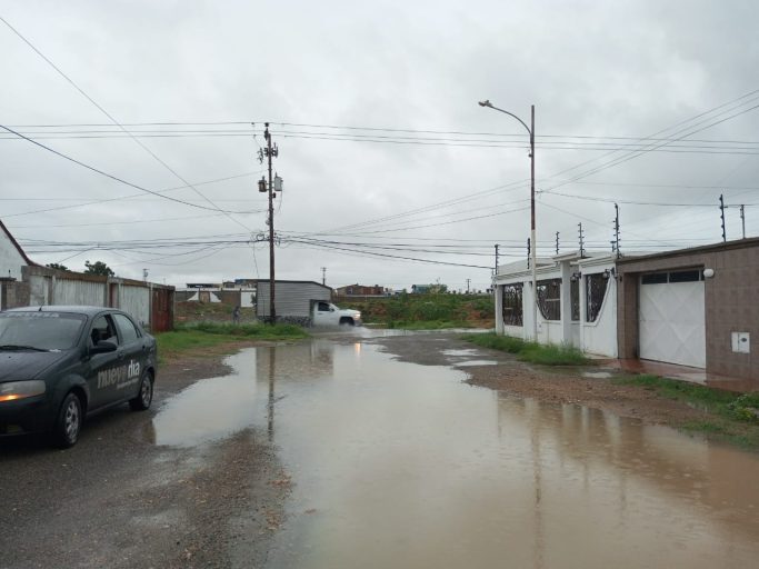 Inundaciones En Calles Y Avenidas Dejan Lluvias En Punto Fijo Video