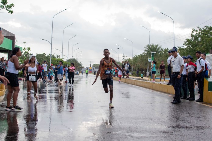 Leer Testimonio Ganador Coro Corre 10k 2023 Luis López y Edymar Brea se quedaron con la victoria.