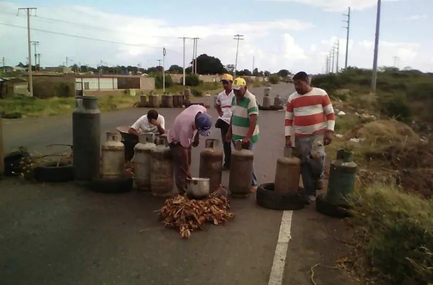  Vecinos de cinco sectores de Coro protestan por escasez de gas