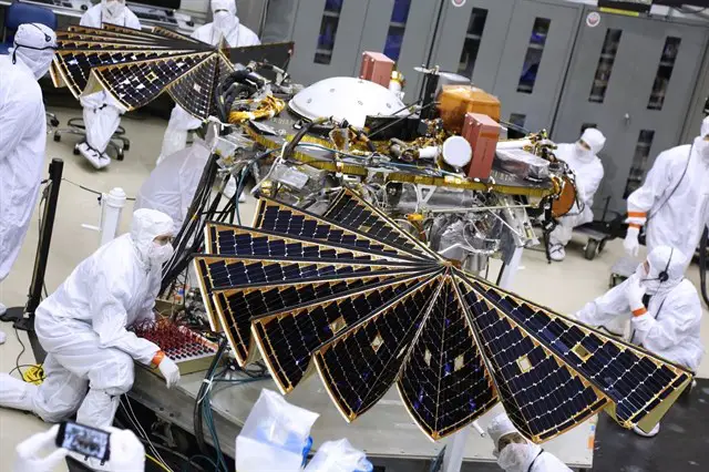  InSight, el próximo laboratorio de Marte extiende sus paneles solares