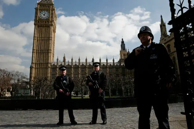  Policía británica investiga hallazgo de sobre con polvo blanco en Parlamento