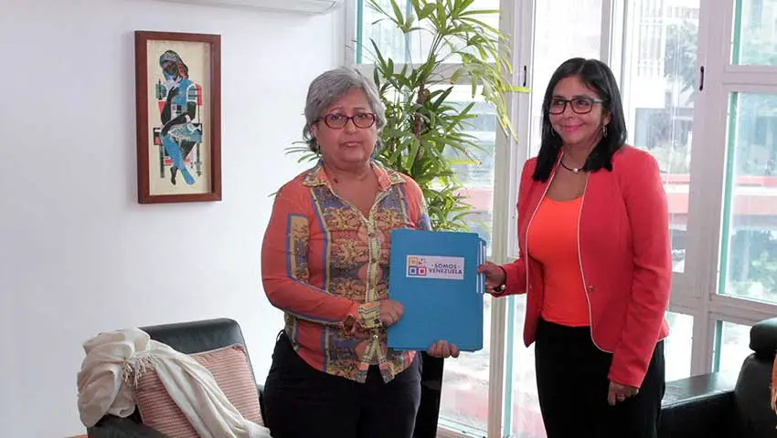  Delcy Rodríguez entregó a Lucena recaudos para legalizar a Somos Venezuela