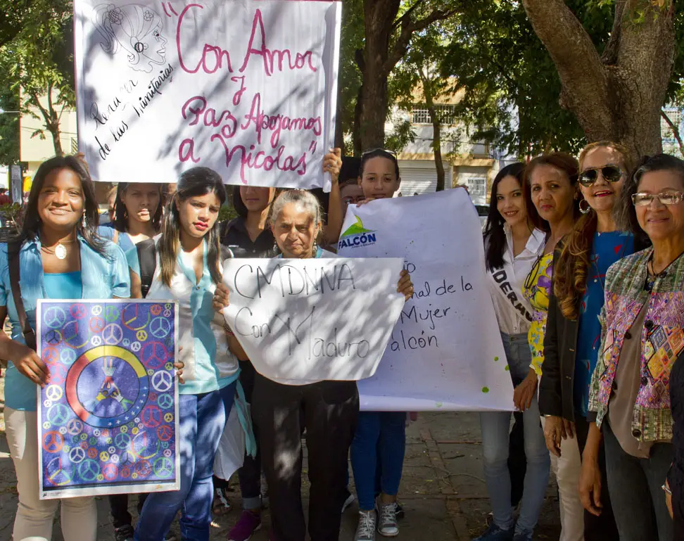  Mujeres de izquierda iniciaron celebración de su mes con pancartazo a favor de Maduro