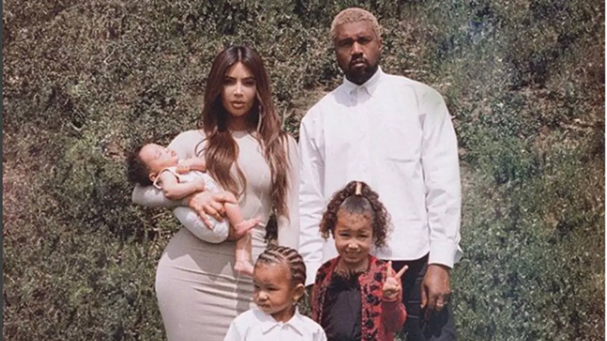  Kim Kardashian West comparte la primera foto de su familia de 5