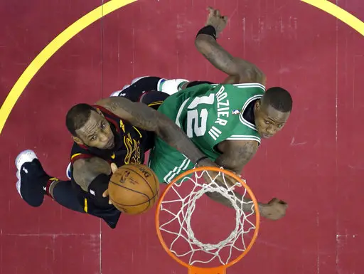  LeBron y Cavs apabullan a Celtics, se acercan en la serie