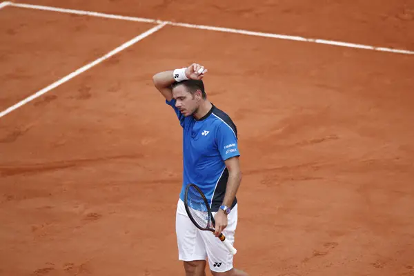  Wawrinka es eliminado en primera ronda en Francia; Djokovic gana