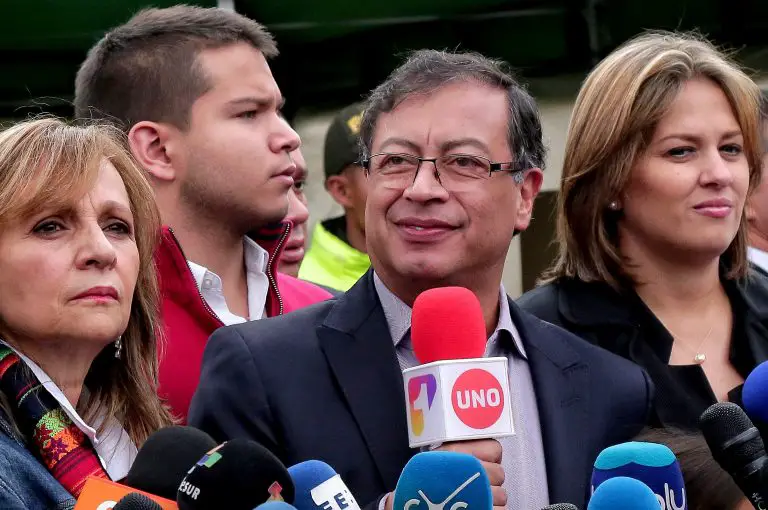 Gustavo Petro se mantiene liderando las encuestas en Colombia