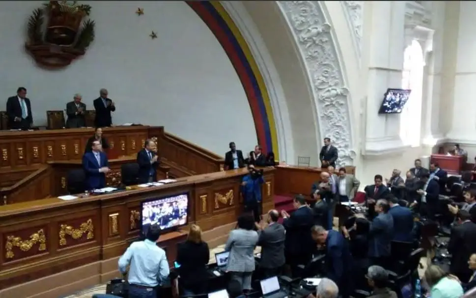Oposición tilda de «farsa» la juramentación de Maduro ante Constituyente