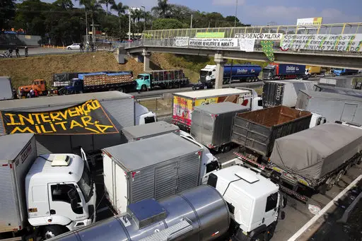  Brasil anuncia medidas para desbloquear huelga de camioneros