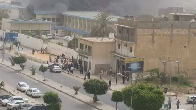  Al menos 13 muertos en un atentado suicida en sede de comisión electoral libia