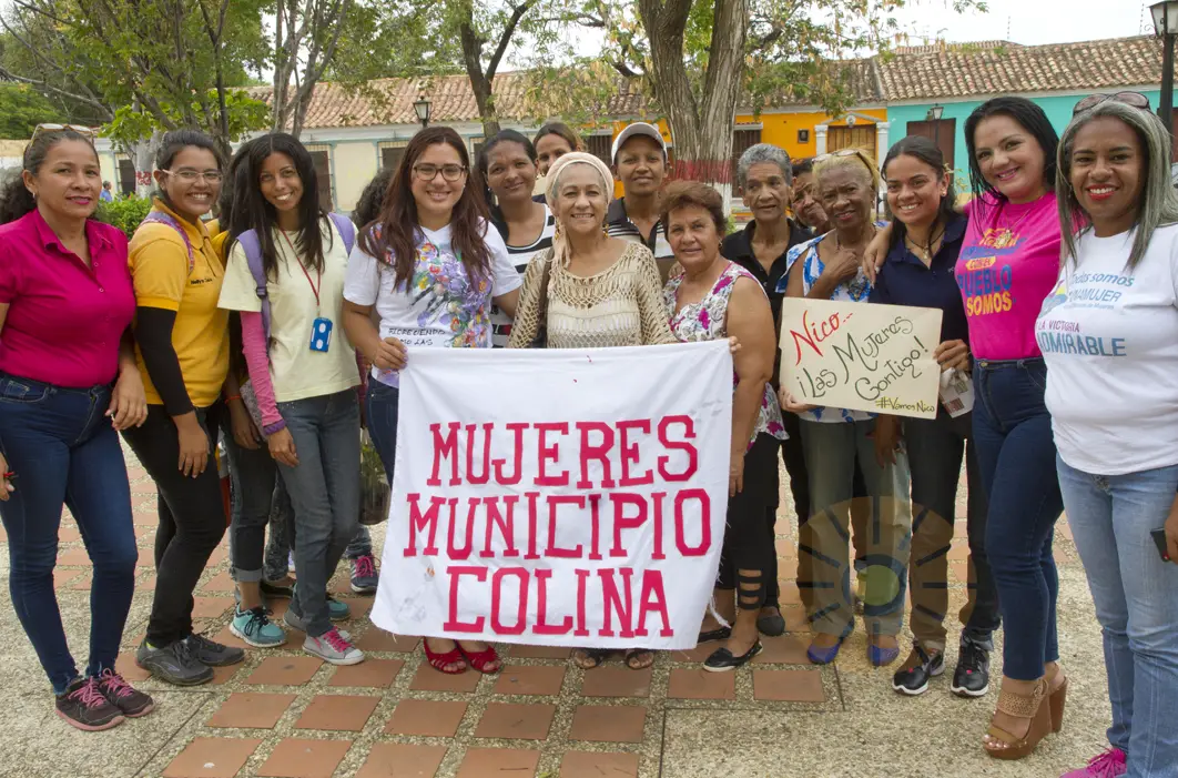  Mujeres de Colina demostraron respaldo a Maduro con pancartazo