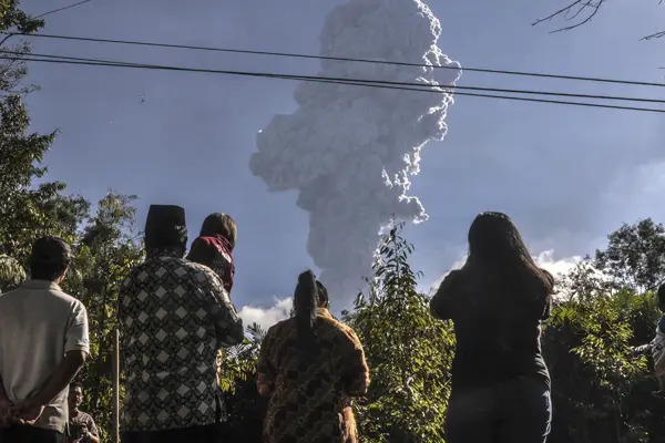  Volcán Merapi en Indonesia expulsa columna de ceniza