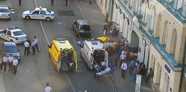  Interrogan a taxista que atropelló a 8 personas en Moscú