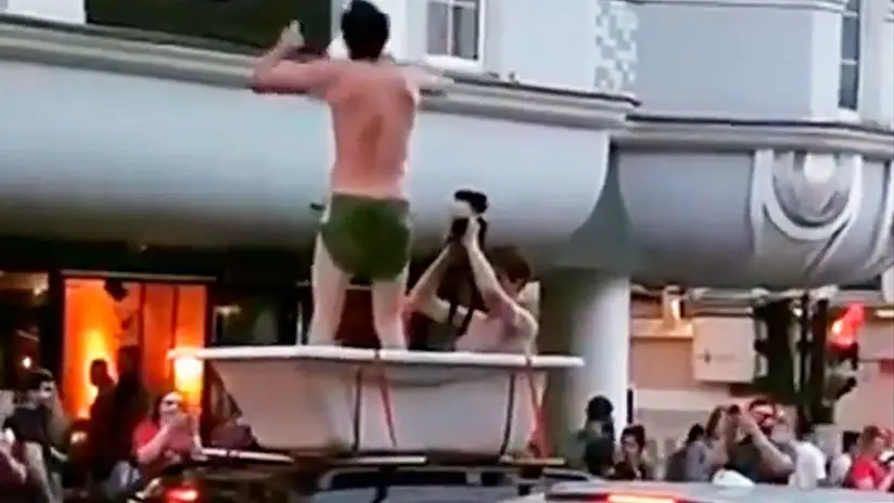  Dos hinchas pasearon por el centro de Moscú en una bañera montada en un auto (+Video)