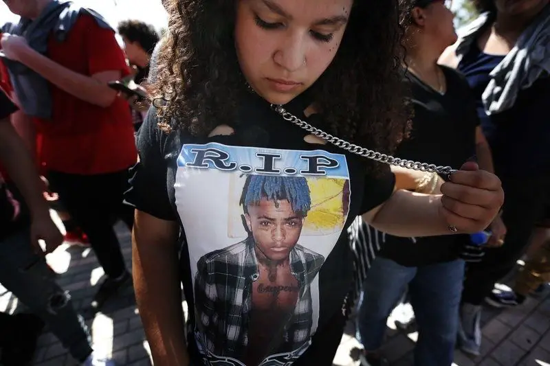 Miles de fanáticos asisten al funeral de XXXTentacion