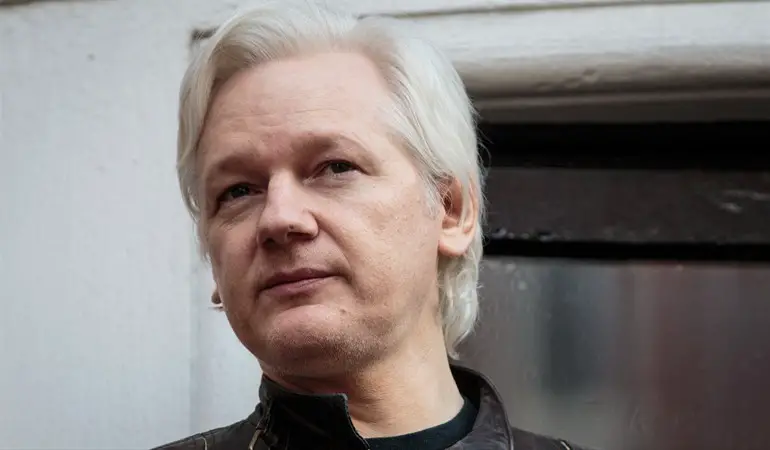 Ecuador y Reino Unido negocian una salida a caso de Assange