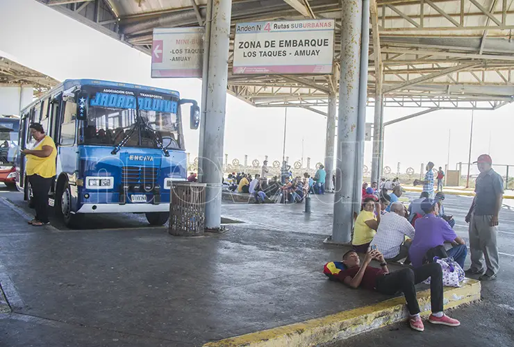 Terminal Punto Fijo: busetas habilitadas cobran Bs.S 1 adicional