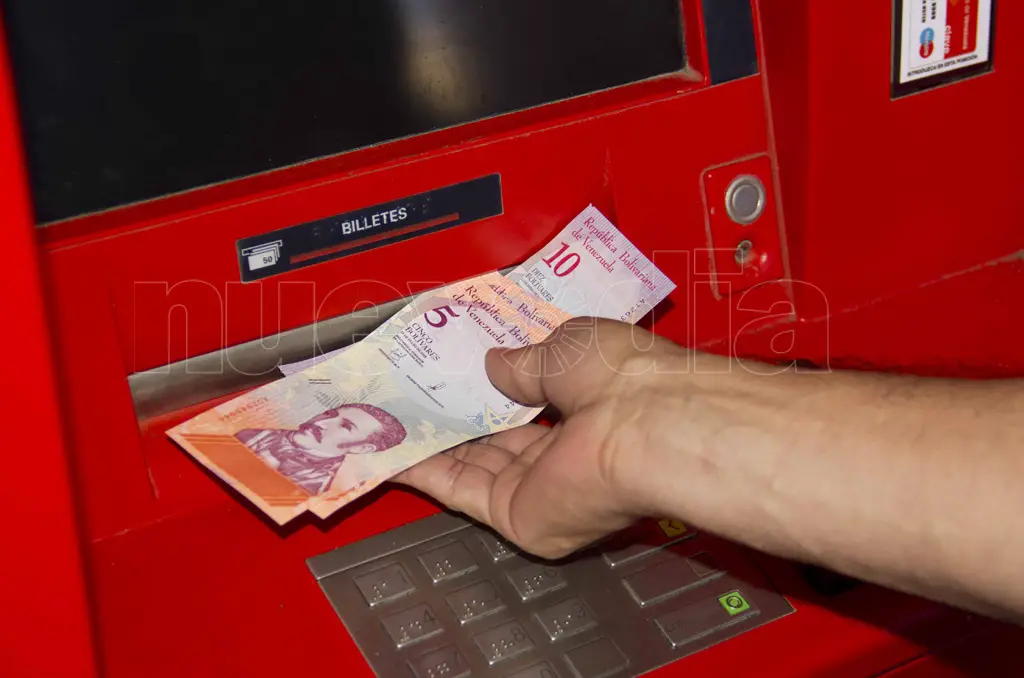  Paraguaneros buscan billetes del nuevo cono monetario