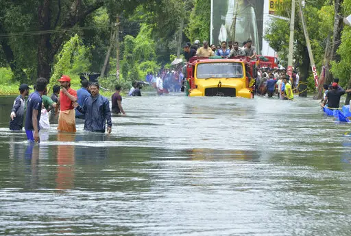  Lluvia afecta tareas de rescate en zonas inundadas en India