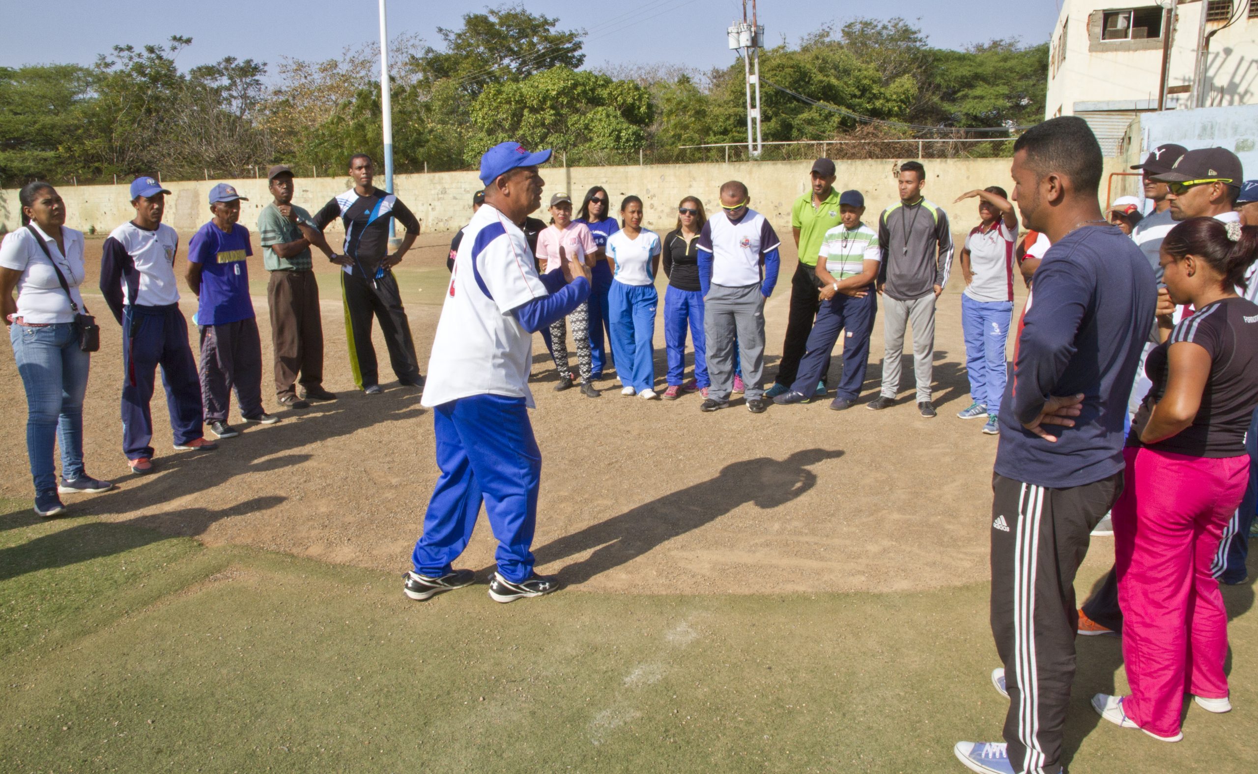  Dictan taller de Béisbol Five  a profesores de educación física