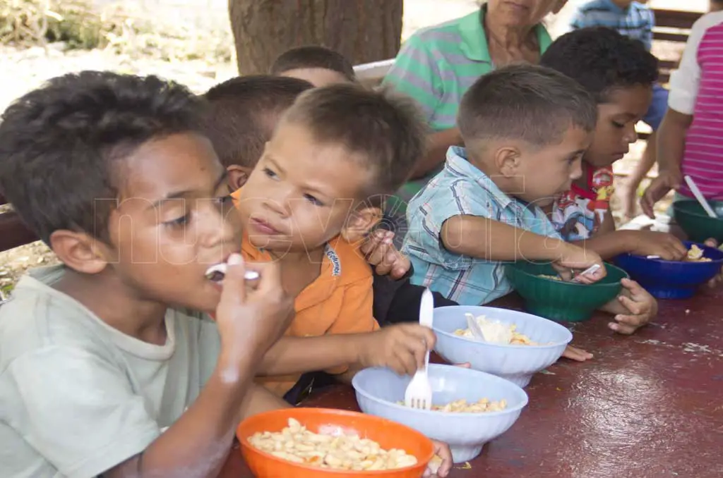  Jornada de alimentación benefició a 60 niños paraguaneros