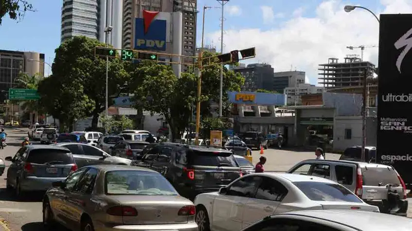 Se presentan largas colas para surtir de gasolina a vehículos de la capital del país