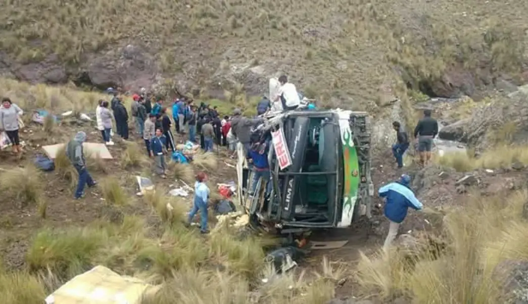Mueren al menos 10 personas por accidente de autobús en Perú