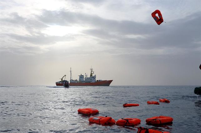 Rescatan a 51 migrantes de un velero varado en sur de Italia