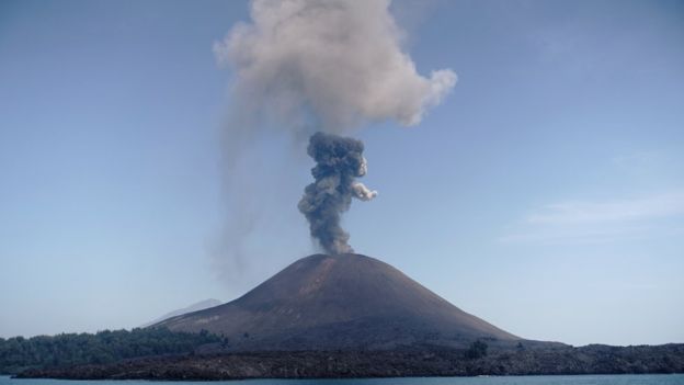  Alertan sobre nueva erupción de volcán Anak Krakatoa en Indonesia