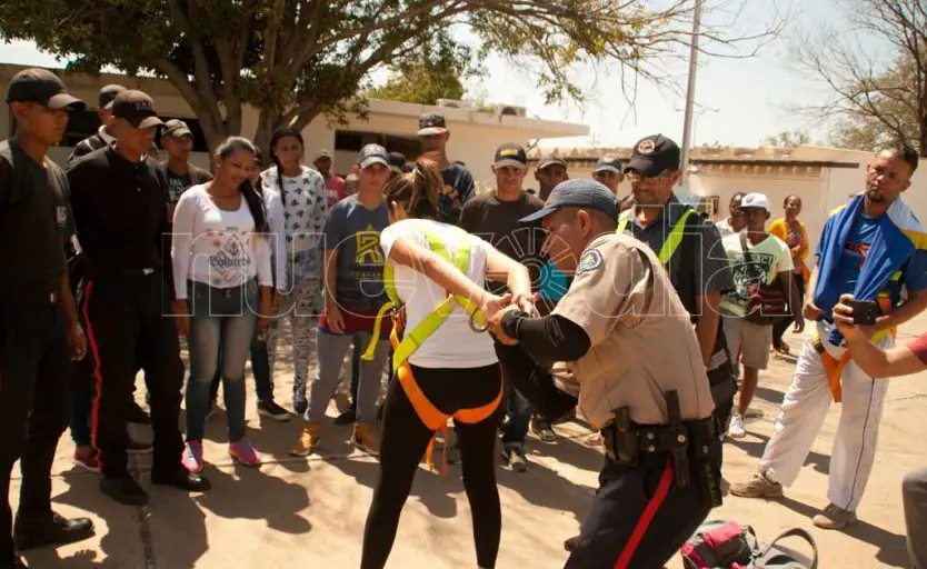 Vea a los periodistas y reporteros gráficos en prácticas extremas