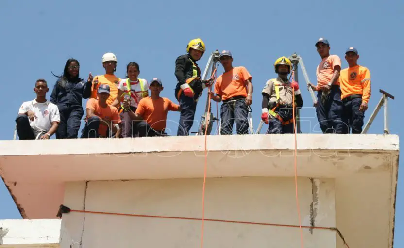 Vea a los periodistas y reporteros gráficos en prácticas extremas