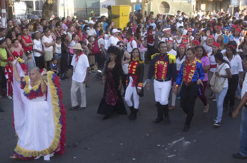 Alegría y paz prevaleció en desfile de apertura de Carnavales en Coro