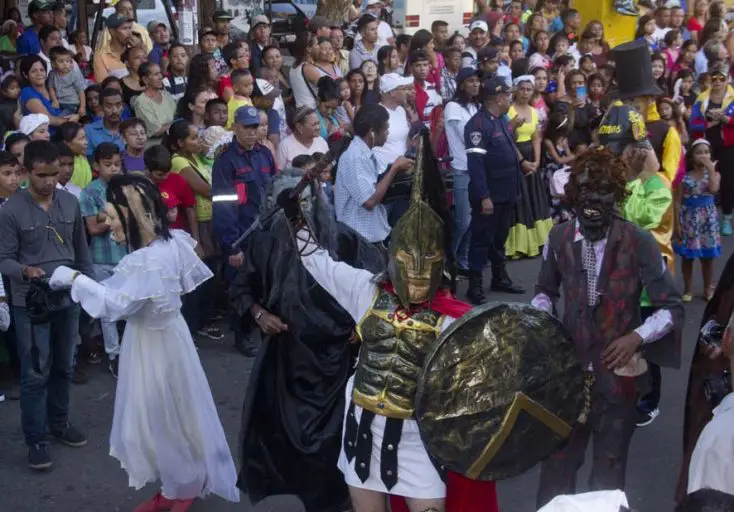 Alegría y paz prevaleció en desfile de apertura de Carnavales en Coro