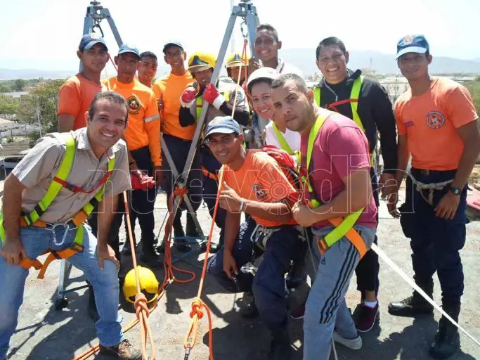 Vea a los periodistas y reporteros gráficos en prácticas extremas