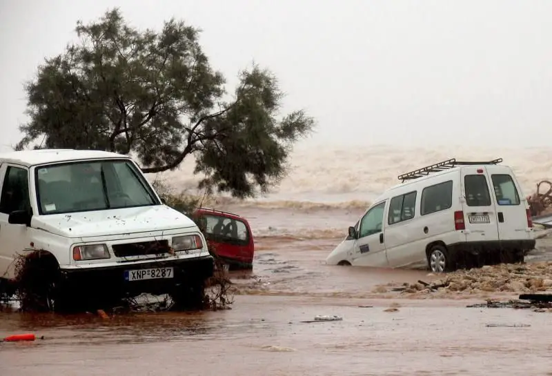  Hallan 4 muertos en vehículo arrastrado por crecida de río en Grecia