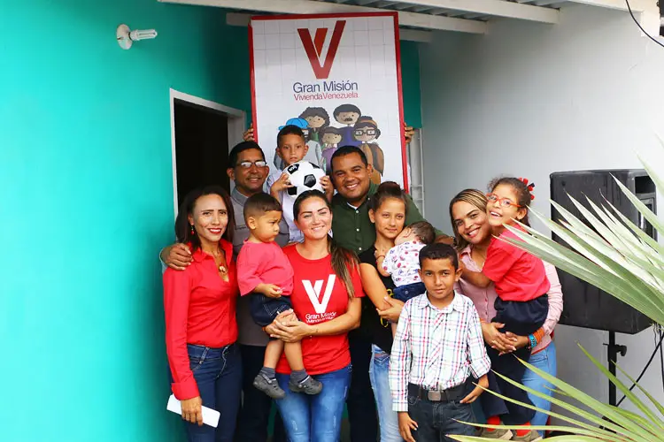  Entregan viviendas a 42 familias en el municipio Falcón