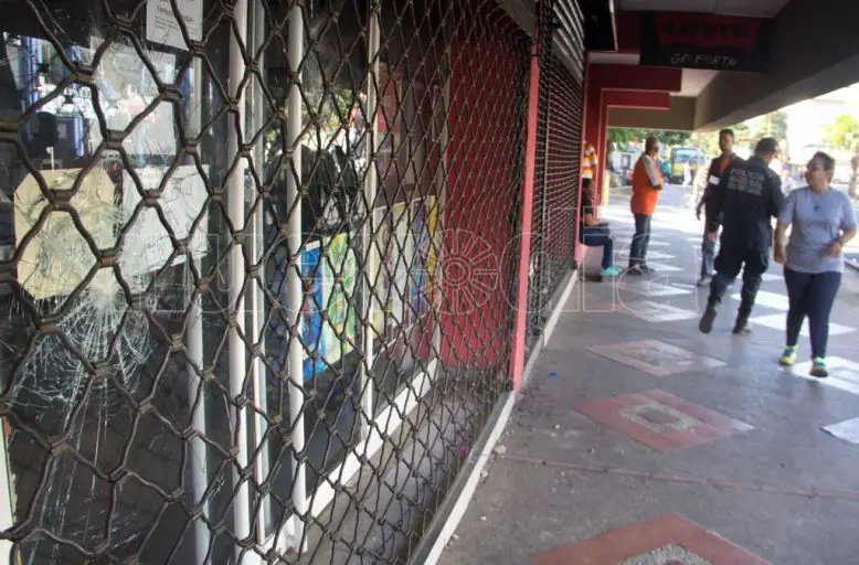 Coro | Cinco comercios y dos camiones parcialmente saqueados