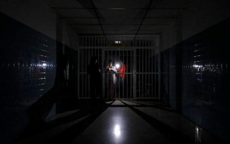  Venezolanos viven tercera noche sin luz