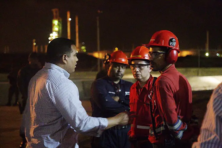 Clark con trabajadores