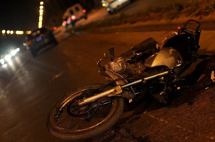 Mauroa| Dos jóvenes se deslizaron en una moto