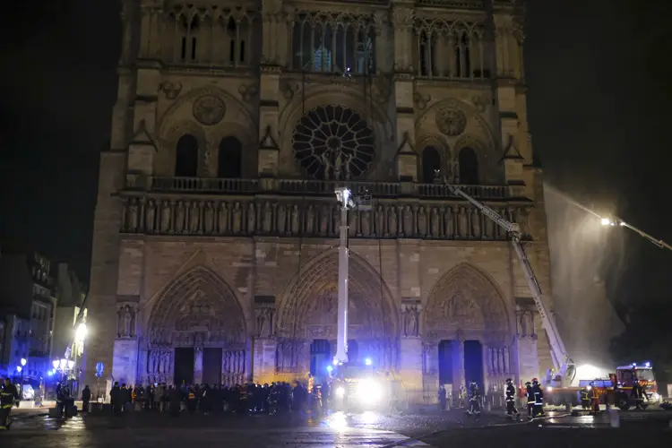 Extenguen fuego de Notre Dame