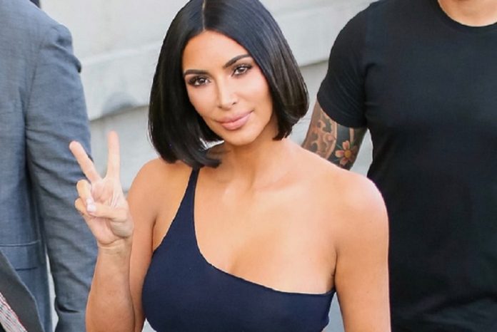  Kim Kardashian muestra el rostro de su cuarto chamito