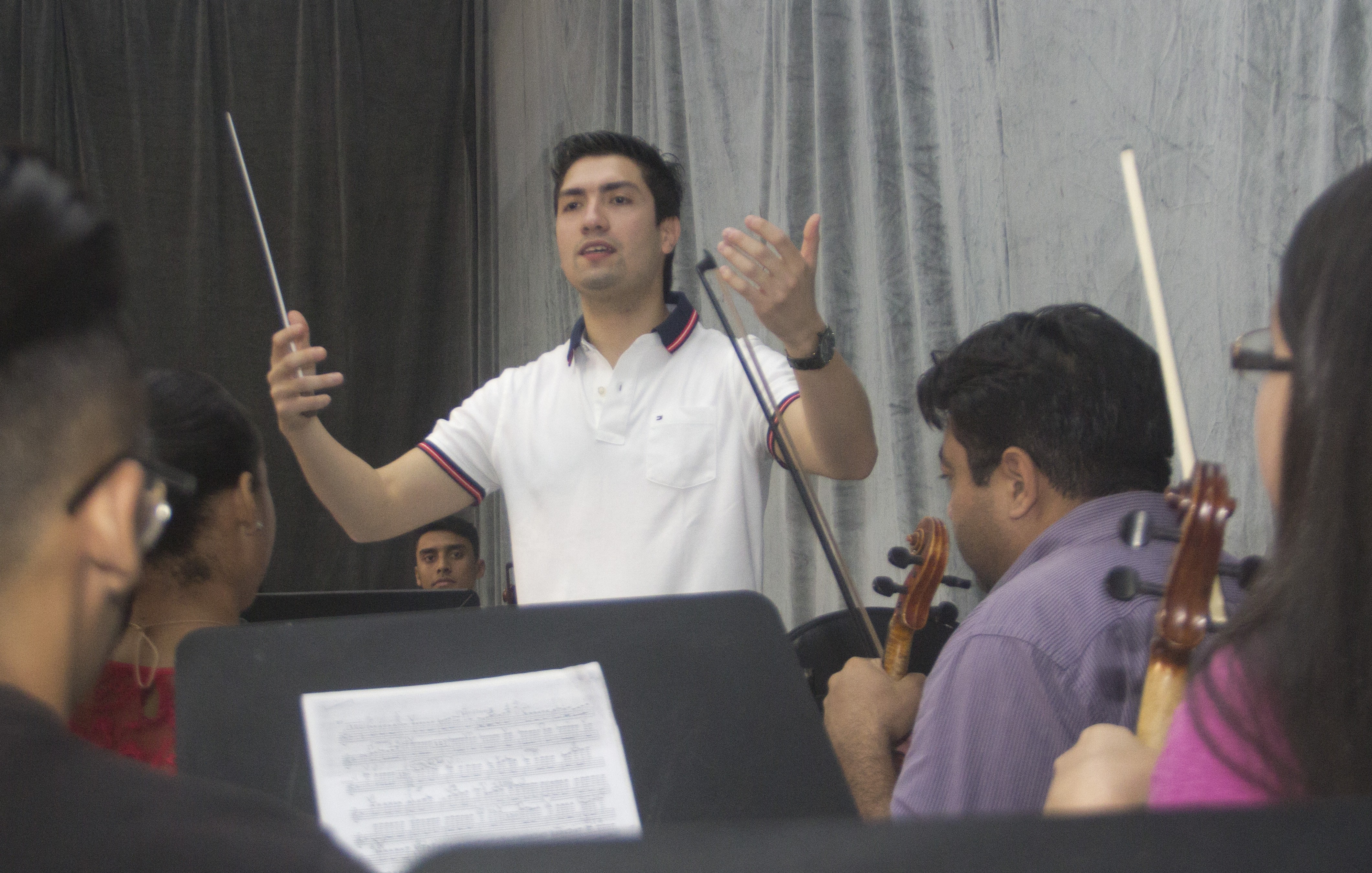 Rodolfo Barráez ofrece taller de dirección orquestal en Coro