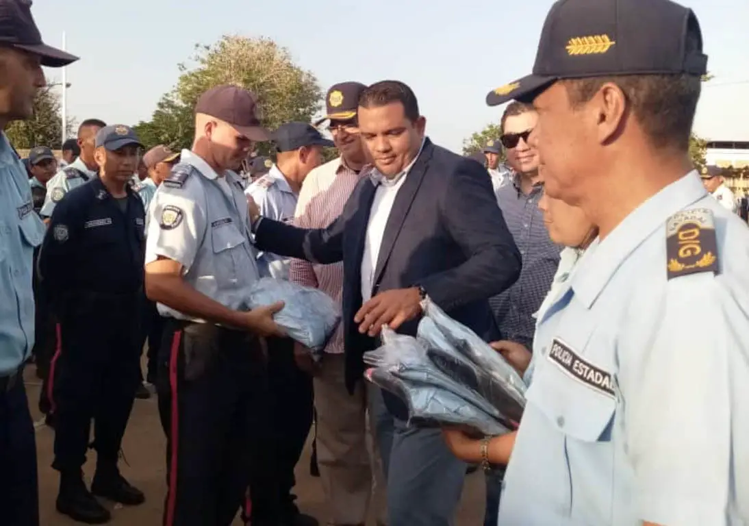  Polifalcón recibe dotación de uniformes por parte del gobernador