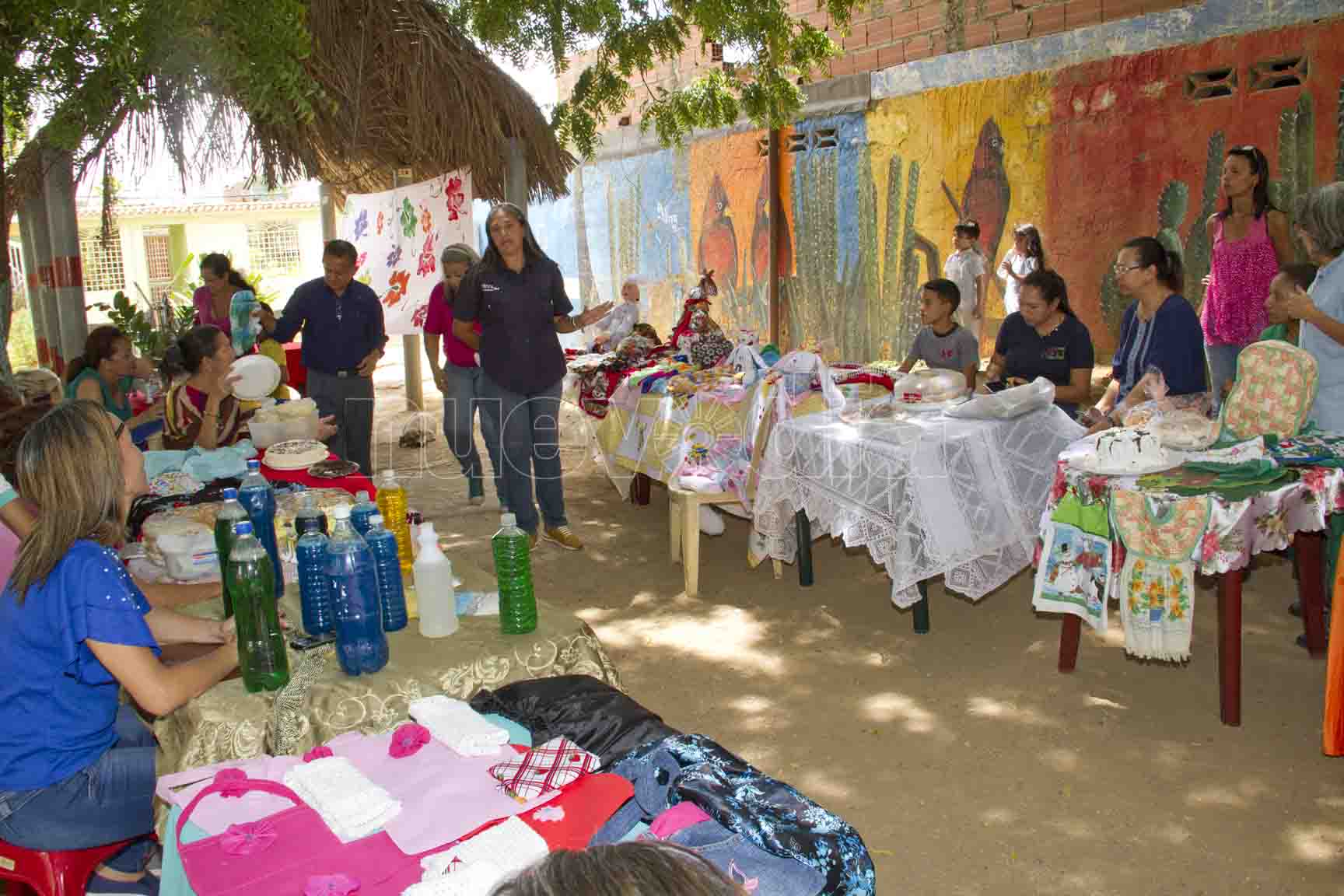  Mujeres de Las Eugenias emprenden en repostería, costura, gastronomía y bisutería