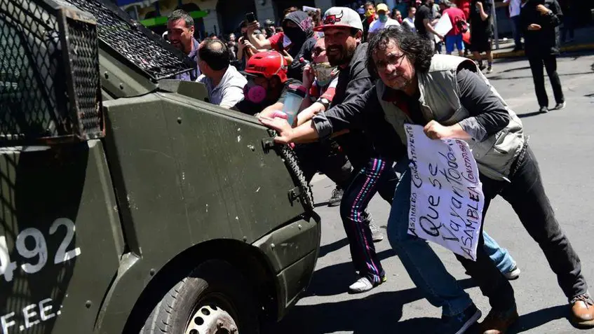  Marcha multitudinaria en Santiago de Chile pide la renuncia de Sebastián Piñera